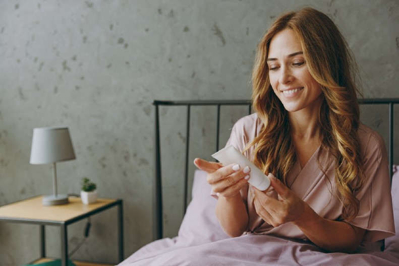 TREBA LI MAZATI LICE PRE SPAVANJA? Dermatolog objasnio da li je noćna krema marketinški trik ili je zaista neophodna