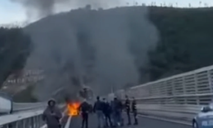 KRIMINALCI ZAPALILI AUTOMOBILE NA AUTOPUTU, PROSULI EKSERE I ZAPUCALI! Pobegli sa dva miliona evra (VIDEO)