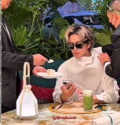 SVI SE KRSTE I LEVOM I DESNOM RUKOM Sina najbogatijeg Kineza hrani telohranitelj u kafiću iako ima 20 godina