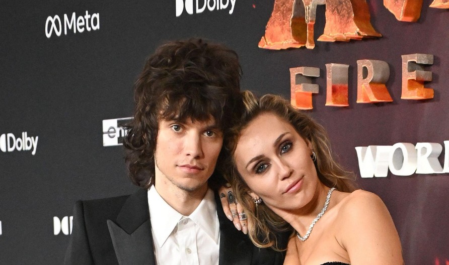 DOŠLI KAO NA SAHRANU Majli Sajrus i dečko zavijeni u crno na premijeri, ali nisu tužni, jedan detalj je otkrio sve