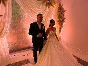 NEPOSREDNO PRED POROĐAJ SE NALAZI OVDE Pevačica trudna sa 10 godina mlađim kolegom, a evo šta sada radi (FOTO)