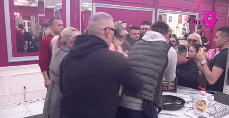 RAT ZA NAGRADU! Elita pretvoreno u bojno polje, učesnici grabe hranu kao da je poslednji dan, gledaoci zgroženi (FOTO)