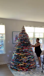 NESVAKIDAŠNJA PRAZNIČNA DEKORACIJA Kejti je jelku napravila od knjiga, a evo čime je ukrasila (VIDEO)