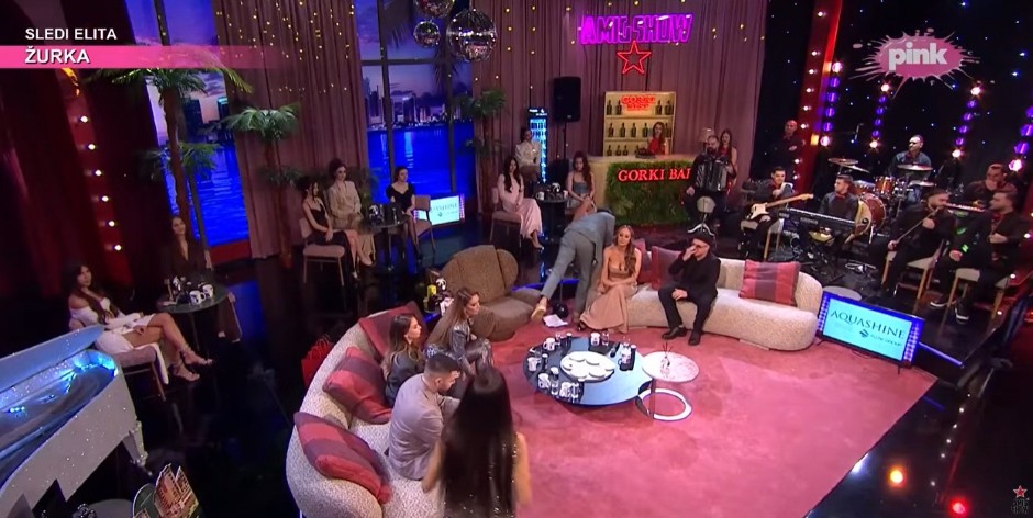 "PREVARIO BIH JE, ONA MENE VIŠE VOLI NEGO JA NJU" Pevač je godinama u braku, svi su mislili da je idealan, a sada je u emisiji šokirao priznanjem