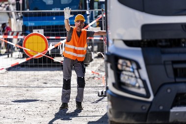 RADNIK (27) PAO SA SKELE NA GRADILIŠTU! Sručio se sa 10 metara visine, hitno prevezen u KBC!