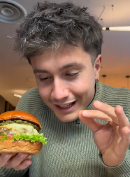 INFLUENSER OSTAO U ŠOKU Otišao da proba burger u restoranu poznatog kuvara, kad je hrana stigla nije mogao da veruje svojim očima (VIDEO)