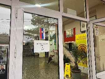 PRŠTI U REDOVIMA BLOKADERA POSLE DEBAKLA Na sve načine pokušavaju da se uguraju: Ma boli te k****