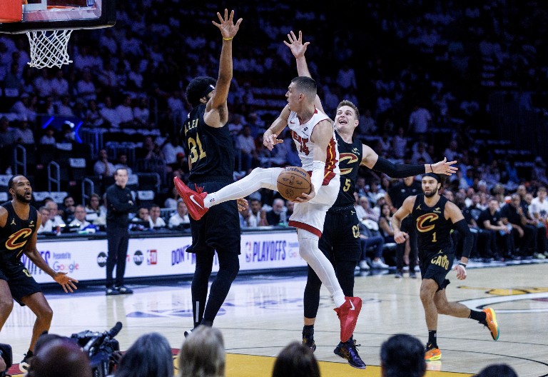 OVO JE MNOGO ZABOLELO Sudija pogodio saigrača srpskog reprezentativca u nezgodno mesto: O njenoj reakciji svi pričaju (VIDEO)