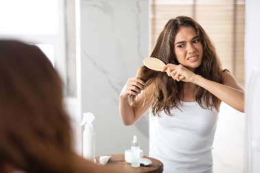ZAMRŠENA KOSA OD RANOG JUTRA Evo zašto vam se to dešava čim otvorite oči, uradite ovo kako biste je zaštitili