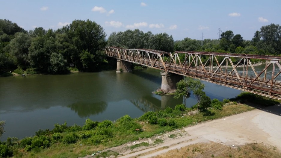 MOST NA VELIKOJ MORAVI PRETI DA SE SRUŠI! Pomoravlje odsečeno: Ljudi putuju 70 km za posao!