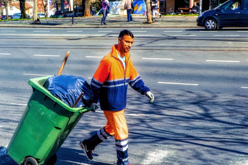 DRAMA USRED DANA Radnik čistoće u Beogradu zaustavio posao zbog nečega što je video na trotoaru – usledila scena za pamćenje!