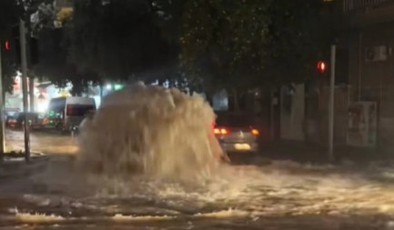 STRAHOVITA OLUJA PARALISALA GRČKU, IMA MRTVIH Putevi poplavljeni, voda ušla u kuće, drveće iščupano iz korena, škole zatvorene (VIDEO)