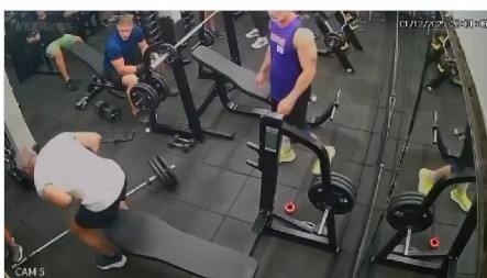 UZNEMIRUJUĆI VIDEO! Dizač tegova UMRO u tragičnom incidentu nasred teretane: Šipka mu iskliznula iz ruke i UDARILA PRAVO U GRUDNI KOŠ!