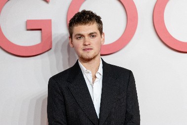 ZNATE LI ČIJI JE OVO SIN?  Njegovu mamu zna cela Srbija, samo mu malo bolje pogledajte oči