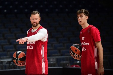 CRVENI ALARM KOD CRVENO-BELIH Američki koledži bi da odvedu velikog talenta Zvezde