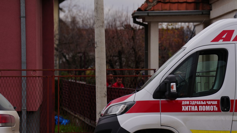 TROSTRUKO UBISTVO U ČAČKU Jeziv zločin u porodičnoj kući, policija iznela tela žrtava! (FOTO/VIDEO)