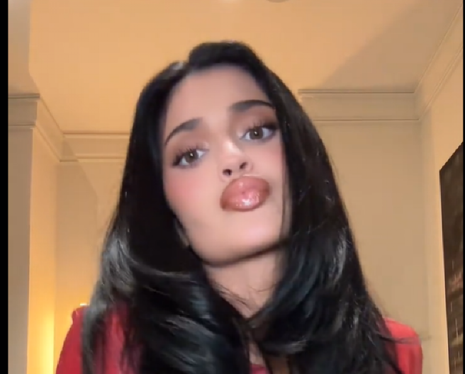 KAJLI DŽENER U CRVENOJ KOŽI BACILA MUŠKARCE NA KOLENA!  Bujne cice beže iz jakne, ona meša kukovima!