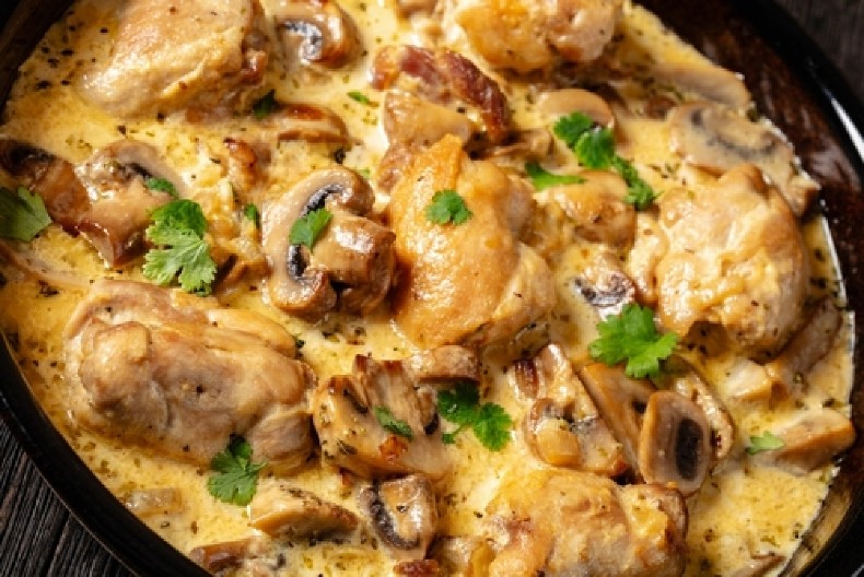 SOČNA PILETINA U KREMASTOM SOSU SA PEČURKAMA Brz i zdrav ručak, poješće se za tili čas