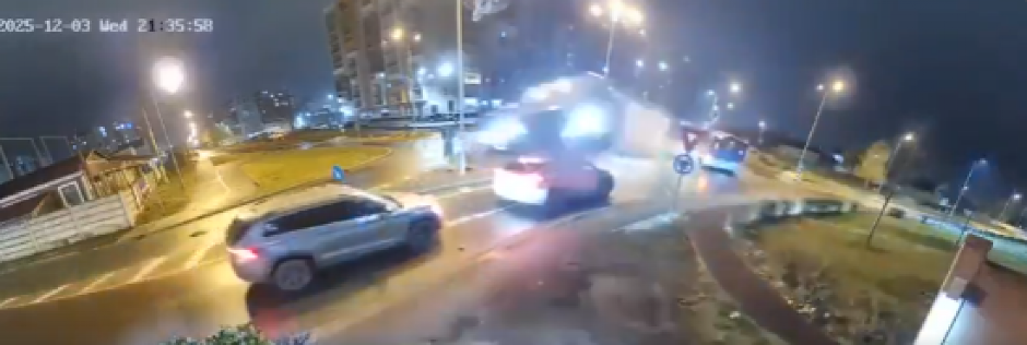 MERCEDES BUKVALNO LETI, OBJAVLJEN ZASTAŠUJUĆ SNIMAK! Preleteo automobile, pa se zakucao u stub, evo šta je sa vozačem (VIDEO)