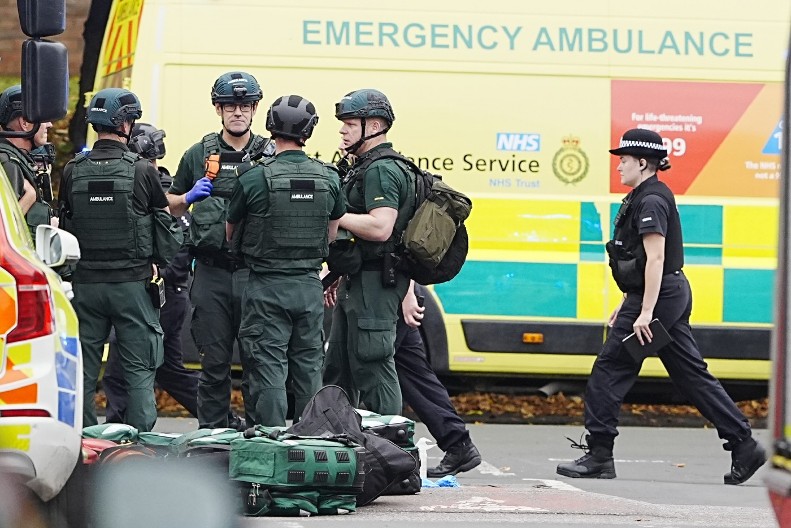 IMA MRTVIH U NAPADU NA SINAGOGU U MANČESTERU Proglašeno vanredno stanje, Starmer se hitno vraća u Britaniju