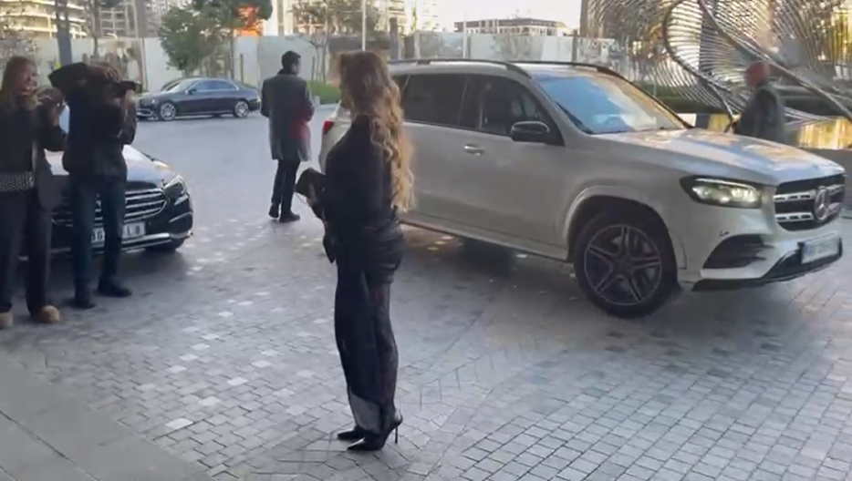 VODITELJ GRANDA PRVI STIGAO NA PROSLAVU KOD VIKI I TAŠKETA Pevačica presrećna kada ga je ugledala, pogledajte njenu reakciju (VIDEO)