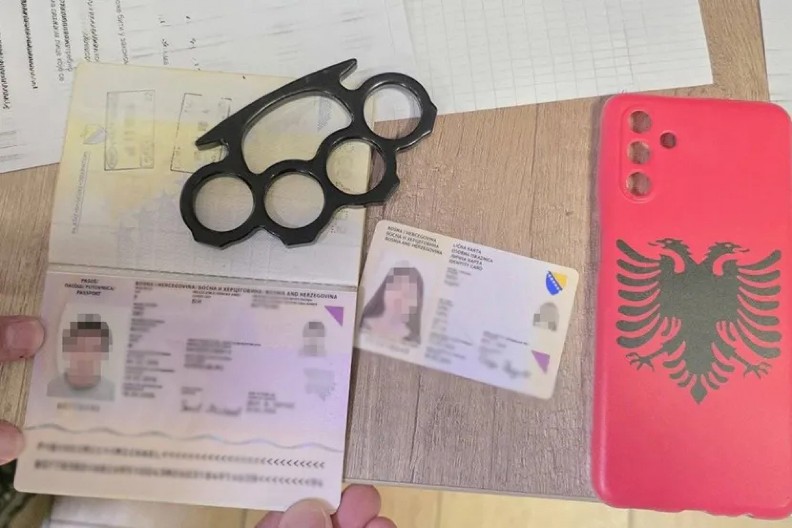 POLICIJA PRIVELA DRŽAVLJANE BIH ISPRED PIONIRSKOG PARKA Imali su boksere i maske sa albanskim simbolima!