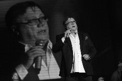 "MOGAO JE JOŠ DA UŽIVA U ŽIVOTU" Pevačica slomljena zbog smrti kolege, poznavala ga je od malih nogu!