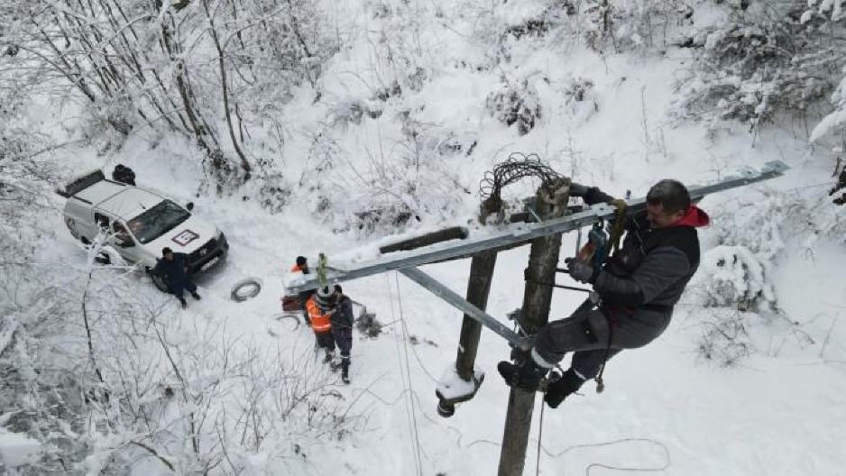 STIGLA STRUJA U CRNU TRAVU NAKON 7 DANA Okolna sela i dalje bez električne energije