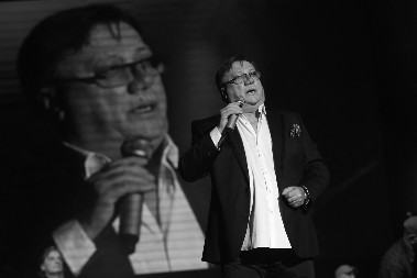 KAD SU DECA IZAŠLA NA BINU U ČAST HALIDU BEŠLIĆU ZAPLAKALO JE CELO SARAJEVO Najtužnija scena do sada