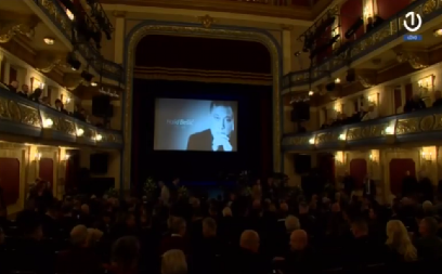 REKLA JE DA NEĆE DOĆI, A IPAK SE POJAVILA Pevačicu niko nije očekivao na sahrani Halida Bešlića! (VIDEO)