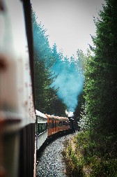 NEOBIČNA AVANTURA U TOSKANI Starinski voz u Italiji putnike vraća u sedamdesete godine - putuje se sporo, a obilaze se divni predeli