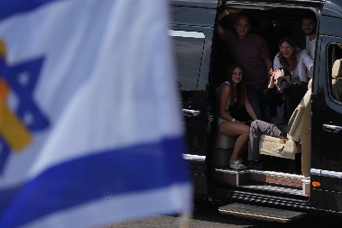 "BLED, MRŠAV JER JE IZGLADNJIVAN, NE VIDI NA JEDNO OKO" Oglasio se konzul o stanju Alona Ohela