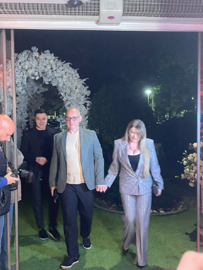 NAKON HALIDOVE SAHRANE, DOŠLA NA SVADBU Pevačica privatnim avionom sletela u Beograd, pa ispoštovala kolegu