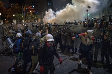 DEMONSTRANTI NAPALI POLICIJU, UZVRAĆENO SUZAVCEM I GUMENIM MECIMA Strašne scene u Peruu tokom nasilnih demonstracija (VIDEO)