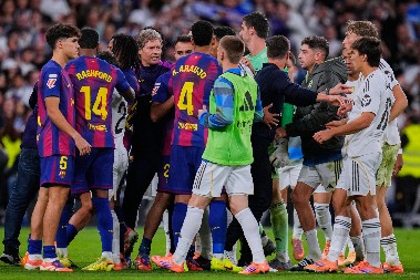 HAOS NA KRAJU EL KLASIKA Veliki sukob igrača Reala i Barse, policija morala da uskoči