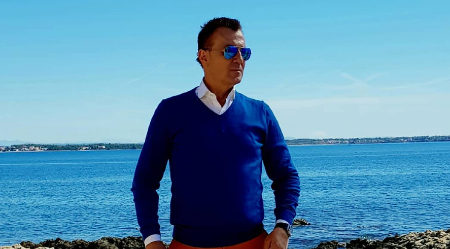 "VIĐAM SAMO MOMKA KOJI DOLAZI KOD NJEGA, ŽENU I DECU NIKAD NISAM SRELA" Komšije  o pevaču imaju svašta da kažu, a jedna stvar im je posebno sumnjiva