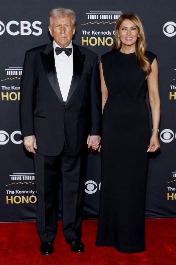 CRNA HALJINA O KOJOJ PRIČA CEO SVET Melanija Tramp u modelu koji skriva sve nedostatke i izdužuje figuru