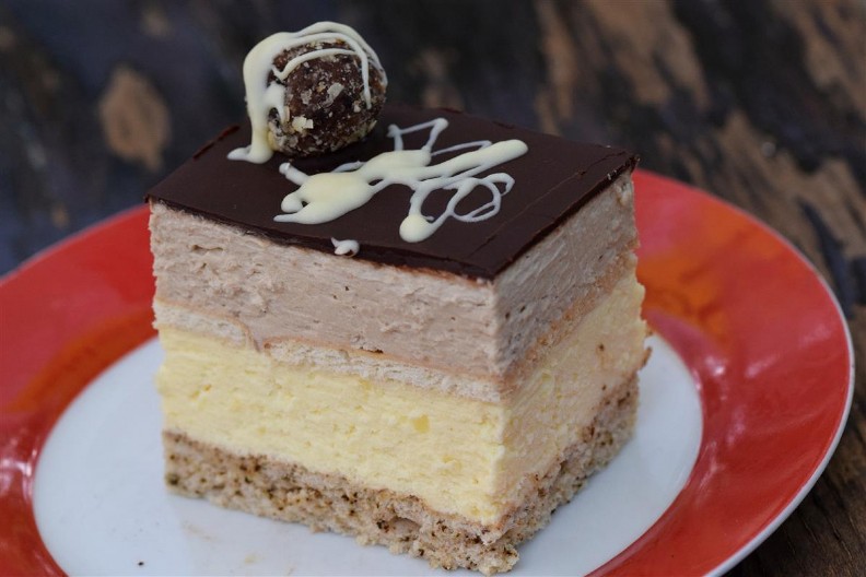 KOLAČ TROSTRUKI UŽITAK Kremasta fantazija koju svi obožavaju na prvi zalogaj!