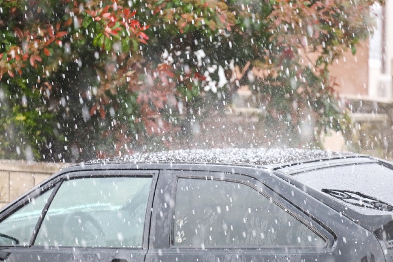 VOZAČI, NE DRŽITE OVO U AUTU U DECEMBRU Stručnjaci upozoravaju da hitno uklonite ova tri predmeta iz svog automobila