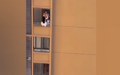 VISILA SA 10. SPRATA ZGRADE Ljubavnica pokušala da pobegde jer je švaleru stigla žena, umalo se završilo kobno (VIDEO)