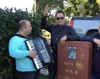 SNIMAK ZBOG KOG CEO BALKAN VRIŠTI OD SMEHA Pevač zapevao na grobu Brus Lija - pašćete sa stolice kad čujete kako mu je to palo na pamet! (VIDEO)