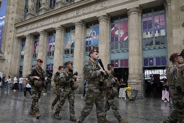 PARIZ U STRAHU: Tajanstveni dronovi lete, mogla da bude PAKLENA PROVOKACIJA na nuklearnu bazu!