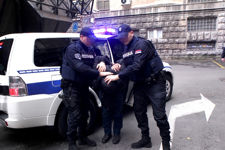 BOLESNIK IZ KRALJEVA OBLJUBIO DEVOJČICU (6) Policija uhapsila monstruma