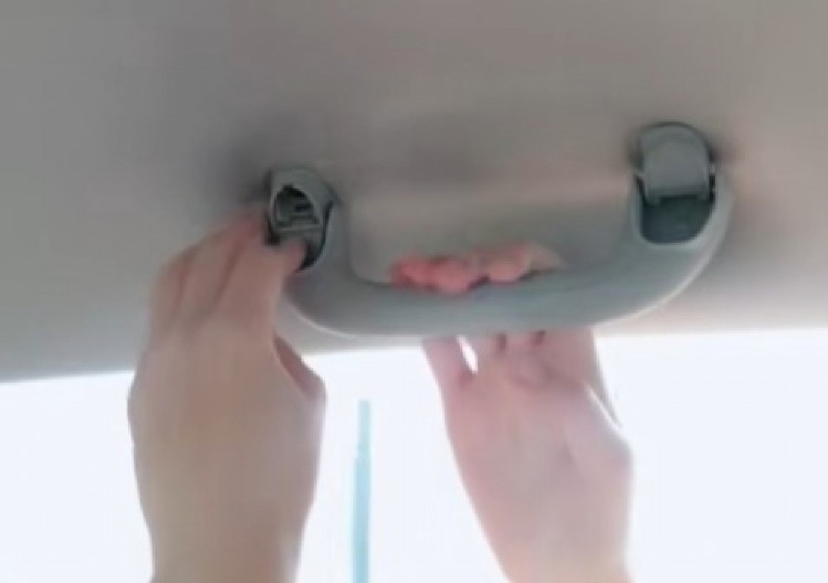 ''MOLIM? NISAM TO ZNAO DO SADA, A IMAM 42 GODINE'' Godinama pogrešno koristimo ručku iznad prozora u automobilu, trik šokirao internet! (VIDEO)