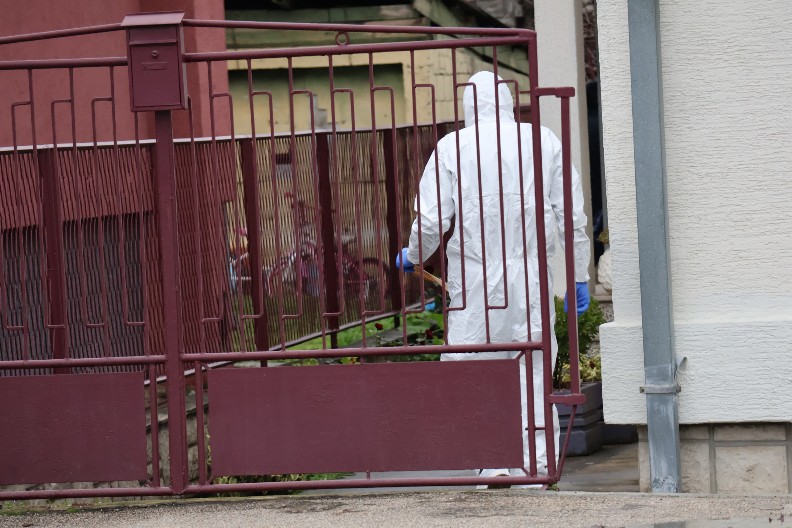 DANAS SAHRANA SUPRUŽNIKA KOJE JE U ČAČKU UBIO SIN Porodica nije želela da štampa umrlice, a ubijeni će počivati ovde