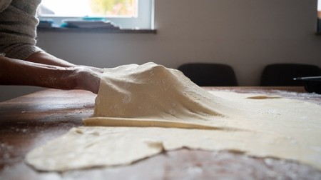 KAKO DA KORA ZA PITU BUDE SAVRŠENO TANKA, A U ISTO VREME I ELASTIČNA  Tajna nije u brašnu