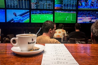 VIC DANA Mujo šeta čaršijom kad iza ugla naleti Haso i iznenađeno ga upita...