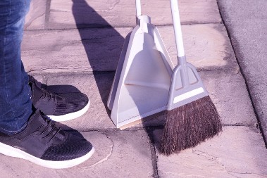 ZABORAVITE NA MRVICE I PRAŠINU Ovaj trik sa metlom u sekundi uklanja dlake i prljavšinu sa poda, a košta 10 dinara!