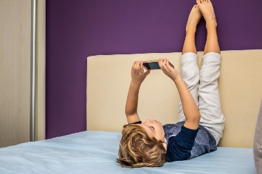 RAZAPETA U KOMENTARIMA Žena neće sinu (8) da kupi mobilni telefon, mreže se usijale zbog njene odluke