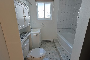 MOĆI ĆETE DA SE OGLEDATE NA NJIMA KOLIKO ĆE SE CAKLITI Evo kako treba obrisati podne pločice, biće čiste kao suza